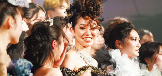 良心を腕に示して 真剣なれ 大正初年に京都の業界先覚者が技術の講習所を開設し、業界の開発につとめ、大正4年7月14日に各種学校として帝国理髪学校の設立を京都府知事に申請したところ、大正4年9月10日付で認可され、益々業界の発展向上に努めた。 校訓 ― 良心を腕に示して 真剣なれ ― 人間性を尊重し、意志強固にして業界発展に寄与し得る理想の理容師、美容師の育成を目的とする。